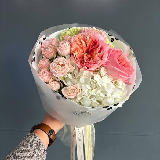 нежный букет с кустовой розой🎀
