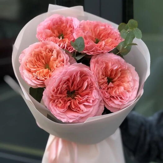 Коралловый букет из пионовидных роз и эвкалипт 💕