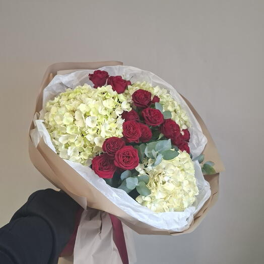 Пышный букет с гортензиями и красной розой