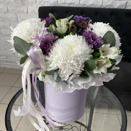 Композиция в шляпной коробке с одноголовой хризантемой 💜