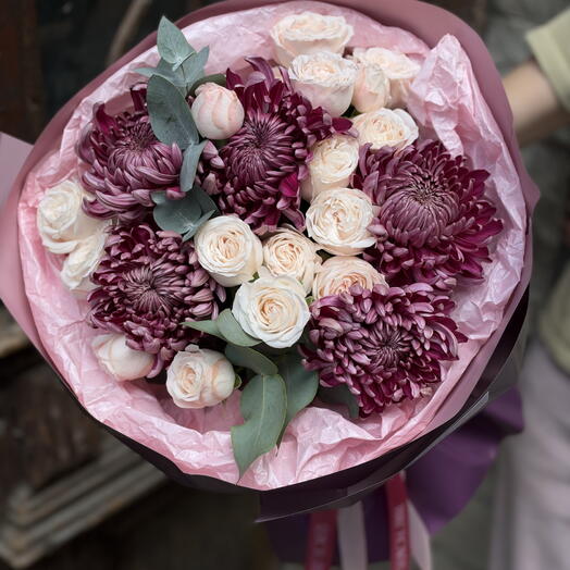 Chrysanthemums and roses mix bouquet