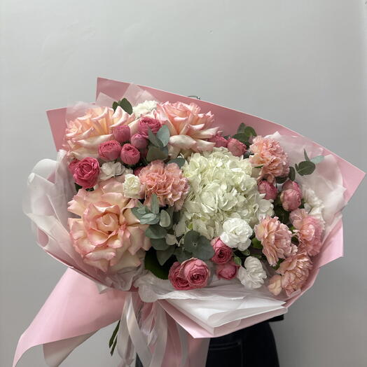 Пышный букет с ажурными розами