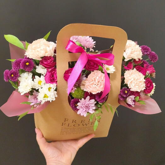 Цветы в сумке Fresh Flowers  из розы, диантуса ( гвоздики), Сантини, хризантемы