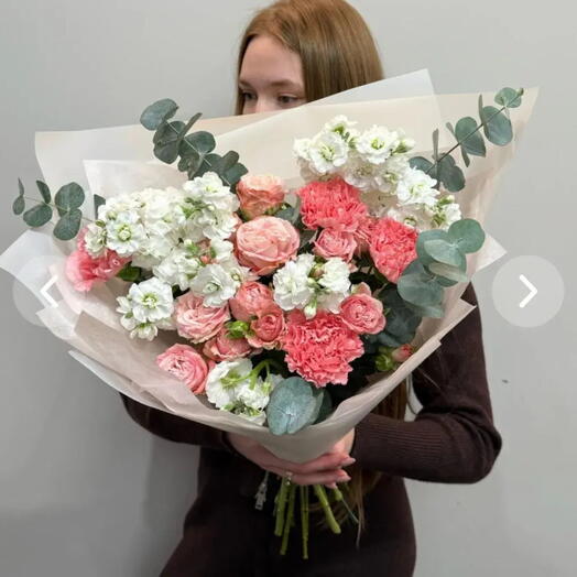 Букет из пионовидных роз, маттиолы и эвкалипта