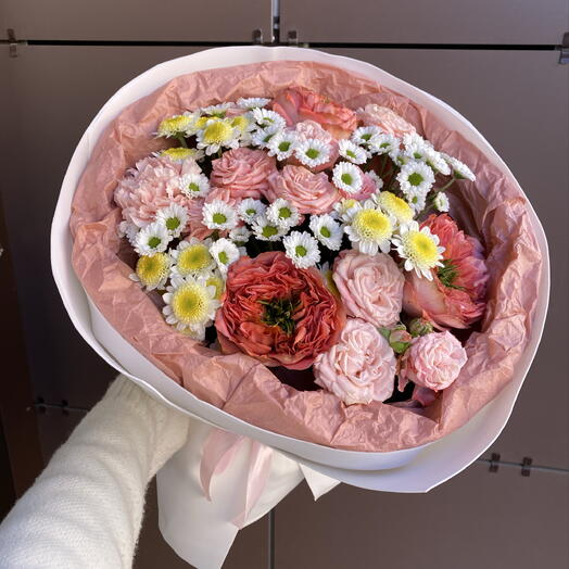 Яркий букет с кустовой розой и хризантемой Сантини 🌼💗