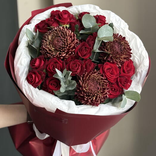 Букет Капля любви с розами, эвкалиптом и бигуди