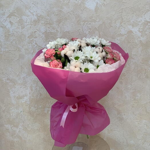 Букет из кустовых роз и хризантем