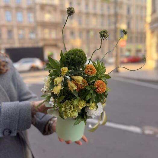 Зелёная композиция с гвоздиками и альстромерией