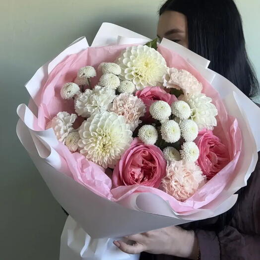 Букет с белыми георгинами, пионовидными розами и гвоздиками «Зефирный поцелуй»