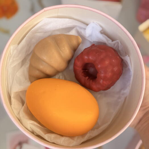 корпусные десерты , манго, малина, круассан