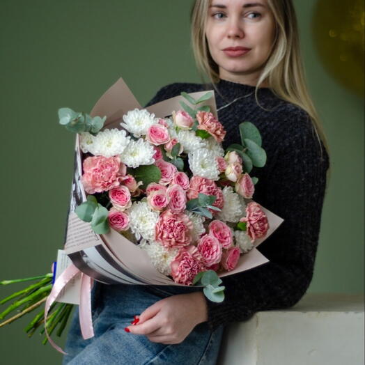 Нежный букет с кустовыми розами, хризантемами и диантусами