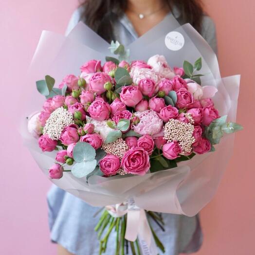 Bouquet 67 of peony-shaped roses with ozotamnus and peonies