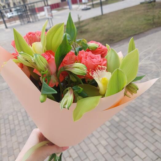 Весенний букет с розой Барбадос, размер S
