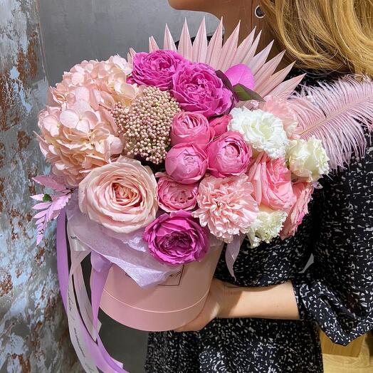 Flores en Caja con hortensias y rosas de peonía