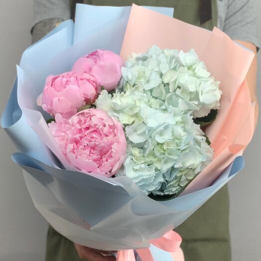 Ramo de peonías y hortensias