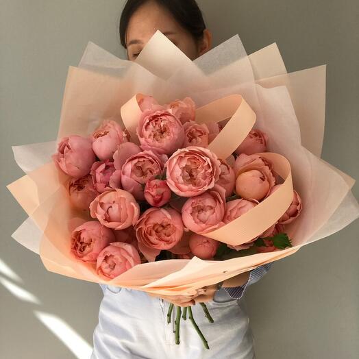 Букет пионовидных кустовых роз