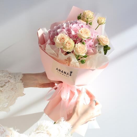 Ramo con hortensias y rosas de arbusto