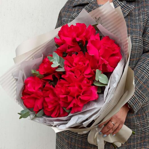 Букет из 7 малиновых французских роз и эвкалипта