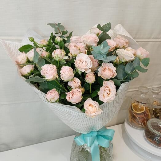 7 bush roses with eucalyptus "Tender confession"