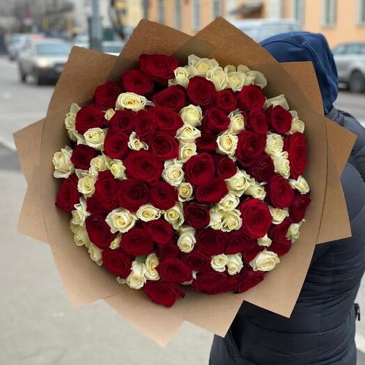 Микс из красных и белых роз