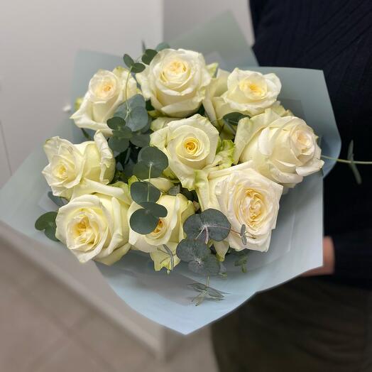 Rosas peonías con eucalipto