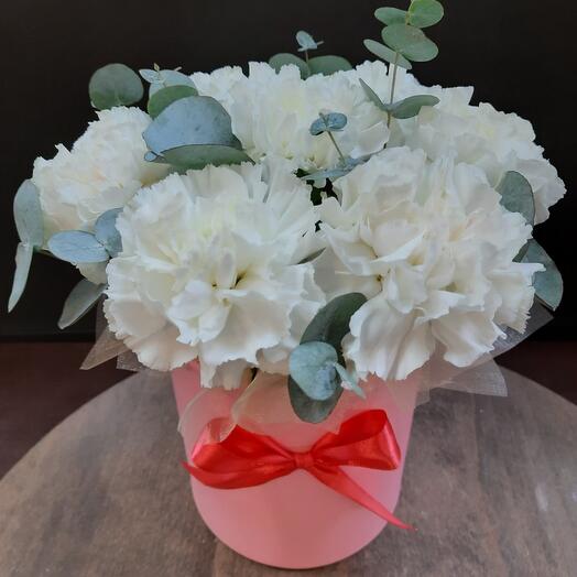 Caja delicada de Dianthus y eucalipto