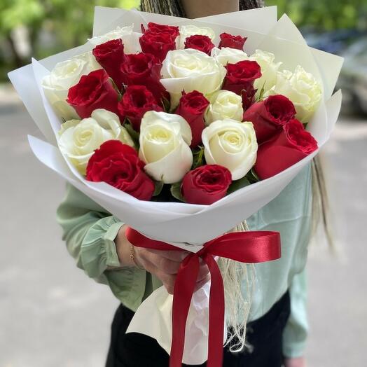 Mezcla 25 rosas rojas blancas