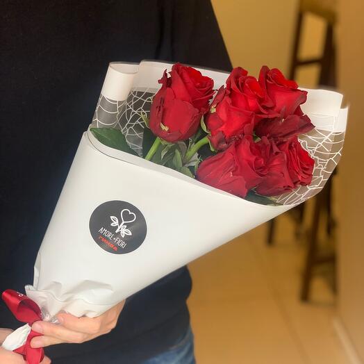 5 rosas escarlatas