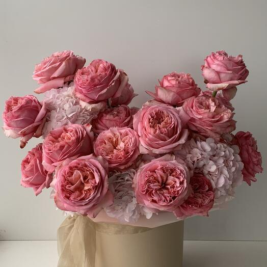 Букет L в коробке из крупных пионовидные роз Pink Expression