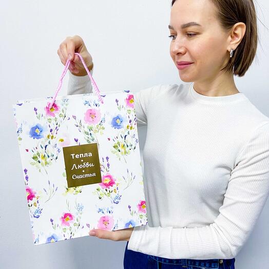 Paquete de regalo con flores