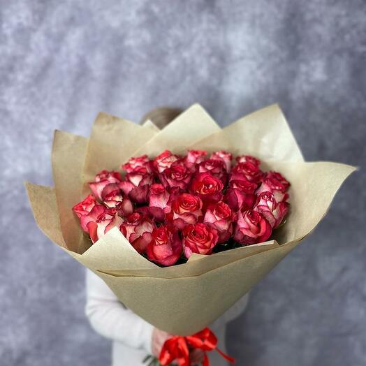 Monobooket de 25 rosas con un gran capullo en un paquete artesanal