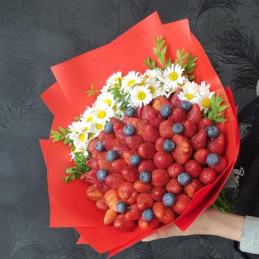 Букет из клубники с ромашками