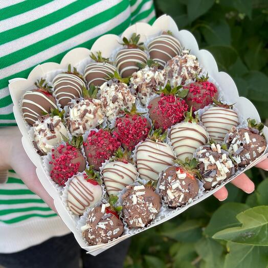 Strawberries in white and milk chocolate, 25 berries