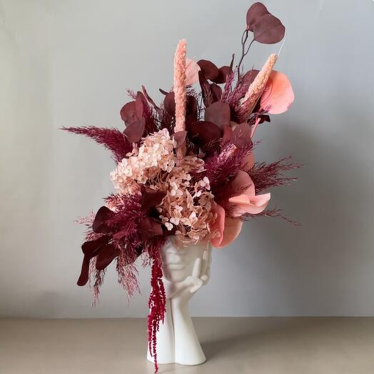 Композиция из сухоцветов в вазе из гипса «девушка с руками»