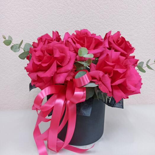 Rosas francesas brillantes en una Caja