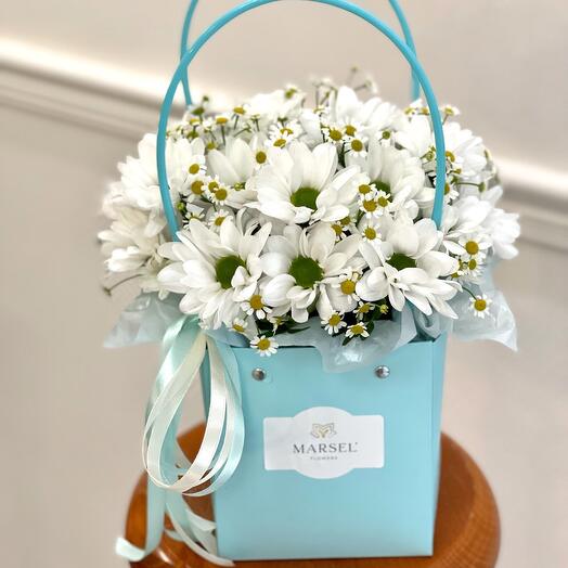Handbag with daisies
