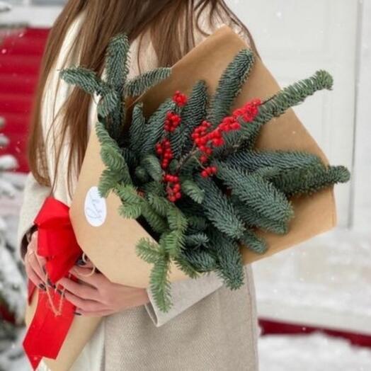 Букет из елки (нобилис) с веткой илекса