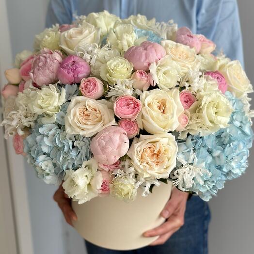 Цветы в коробке Luxury Flowers Пионы и гортензии