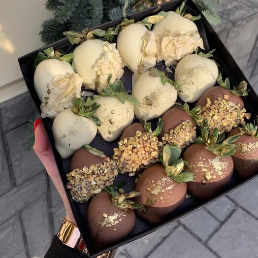 Клубника в белом и молочном шоколаде 16