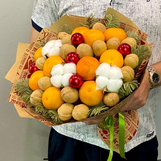 Зимний букет с мандаринами и орехом