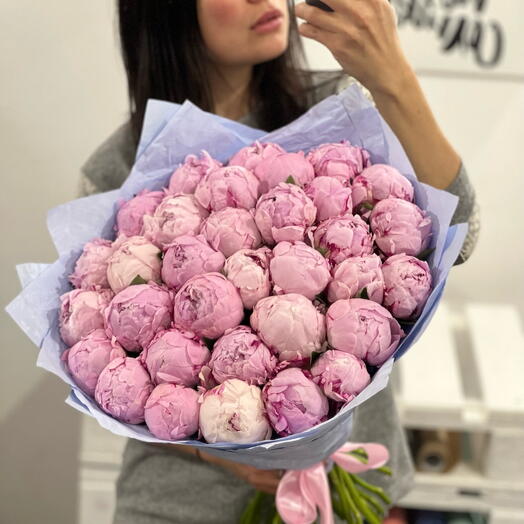 35 розовых пионов в упаковке