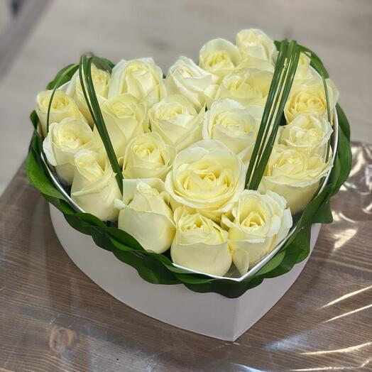 Сердце с белыми розами