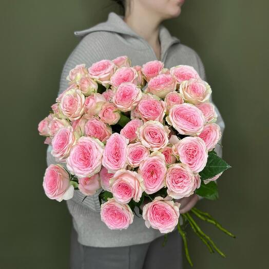 Bouquet of delicate pink bush roses