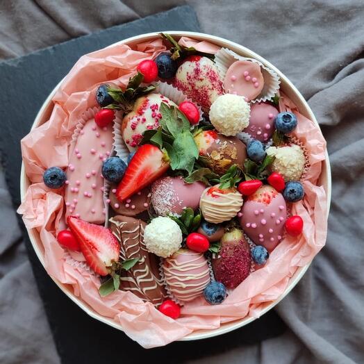 Клубника и бананы в шоколаде