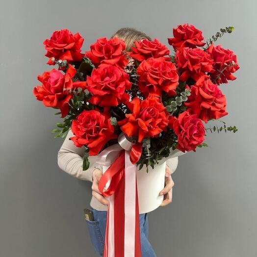 Композиция из ярких французских роз