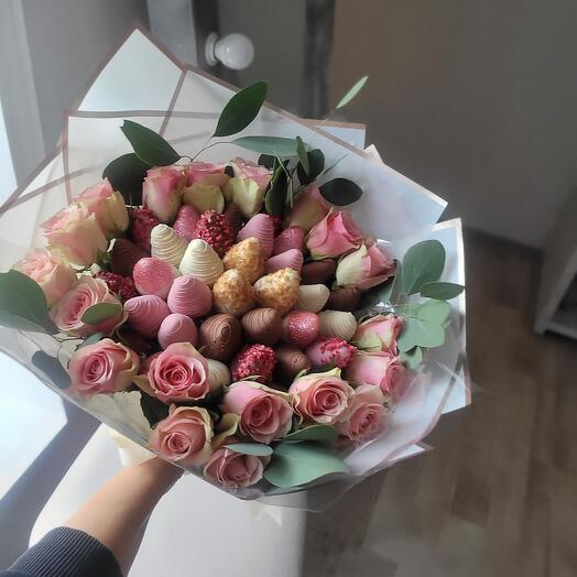 Букет из клубники в шоколаде 31 ягода и 19 роз