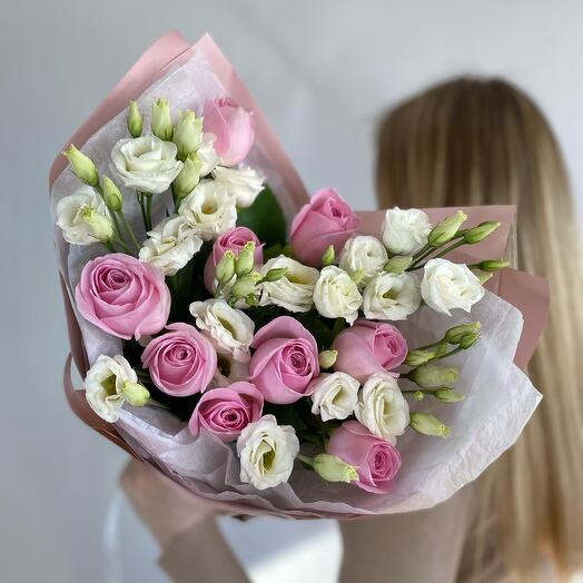 Розовые розы и эустома