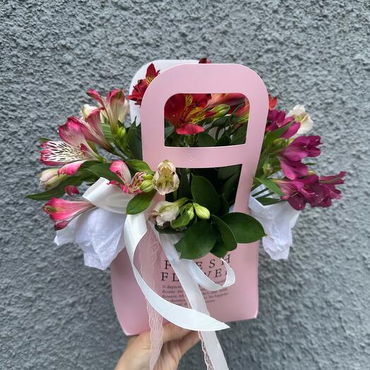 Яркая композиция из альстромерий и рускуса