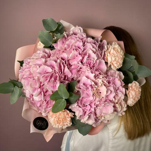 Букет живых цветов из розовых гортензий с диантусами. Букет 20 Scandi Flora