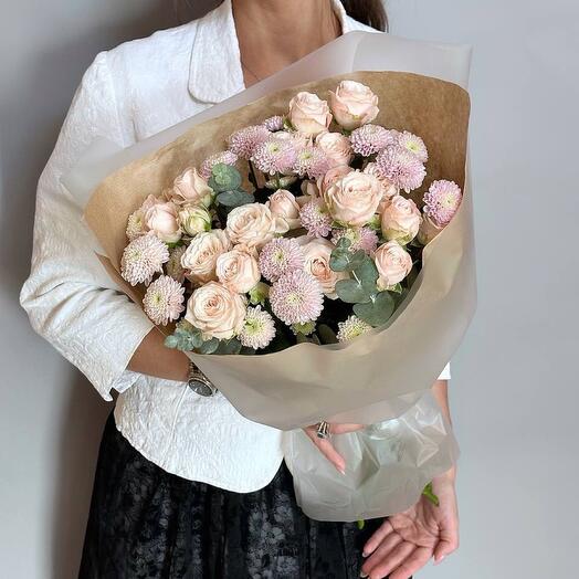 Букет из садовой кустовой розы и хризантемы сантини